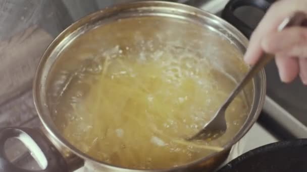 Spaghetti Toevoegen Pan Met Kokend Water Slow Motion Ondiepe Velddiepte — Stockvideo