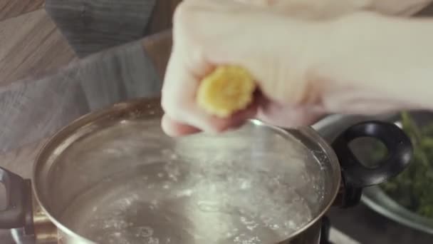 沸騰した水で鍋にスパゲティを追加 スローモーション フィールドの浅い深さ — ストック動画