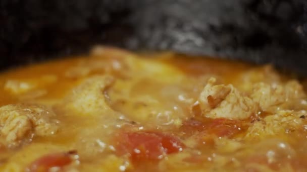 油锅中的鸡肉 油锅中的油炸过程 田的浅水深度 慢动作 — 图库视频影像