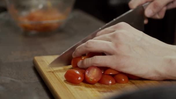 Cortar Tomates Cherry Tabla Cortar Cámara Lenta Profundidad Campo Poco — Vídeos de Stock