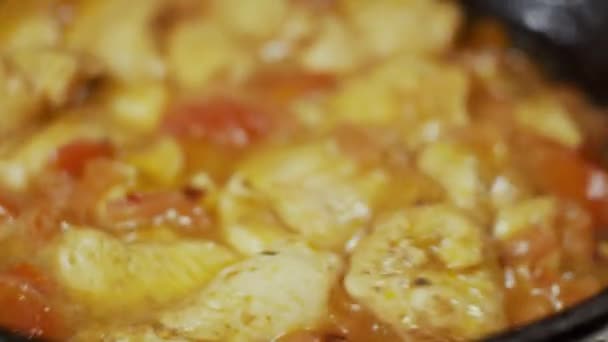 炸锅中的鸡肉 摇锅搅拌的过程 场地深度浅 运动缓慢 — 图库视频影像