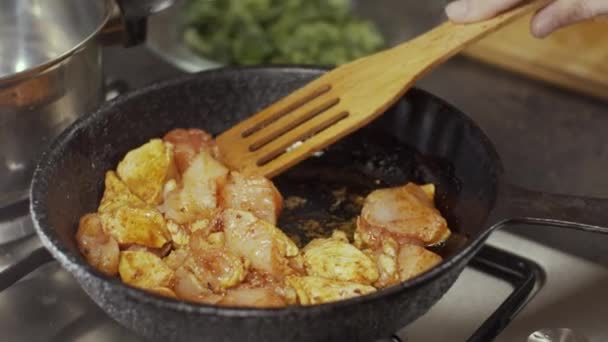 Смешивание Куриного Мяса Сковороде Мелкая Глубина Резкости Замедленная Съемка — стоковое видео