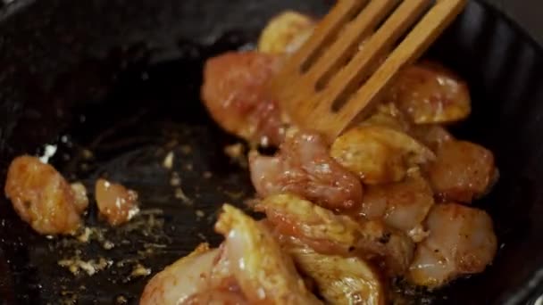 Μίξη Κρέατος Κοτόπουλου Τηγάνι Ρηχό Βάθος Πεδίου Αργή Κίνηση — Αρχείο Βίντεο