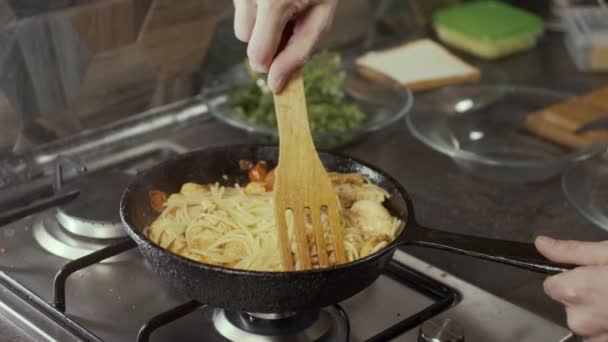 Spaghetti Mit Hühnerfleisch Der Pfanne Mischen Zeitlupe Geringe Schärfentiefe — Stockvideo