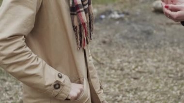 Corona virüsü bulaşmasını önlemek için dezenfektan kullanan genç kadın ve erkek, sadece elleri görünüyor. Yavaş çekim