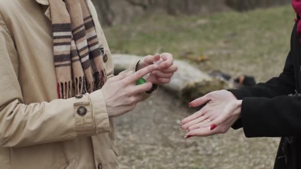 Jonge Vrouw Man Met Behulp Van Ontsmettingsmiddel Infectie Met Corona — Stockvideo