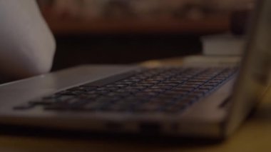 genç adam laptop ile çalışma