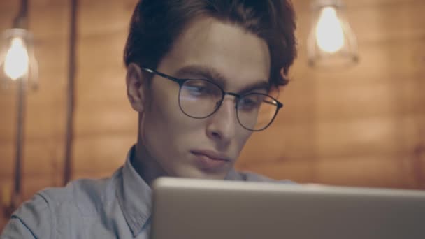 Jonge man aan het werk met laptop — Stockvideo