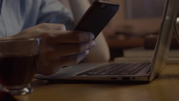 Fiatal férfi dolgozik laptop és okostelefon — Stock videók