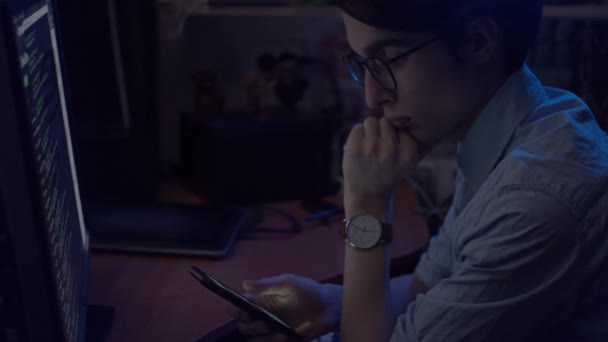 Homem Jovem Óculos Que Trabalham Computador Reflexão Monitor Copos Câmera — Vídeo de Stock