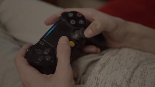 Ung Man Spel Hemma Med Hjälp Spel Pad Grunt Skärpedjup — Stockvideo