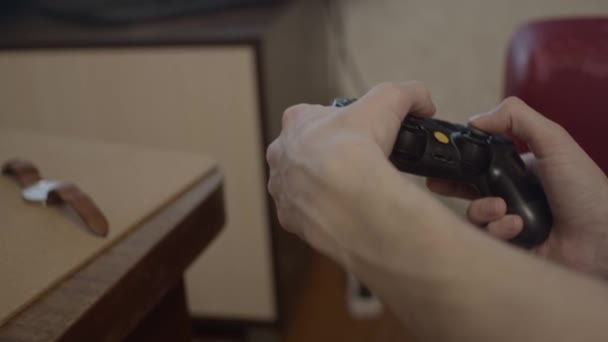 Jongeman Gaming Thuis Met Behulp Van Game Pad Ondiepe Diepte — Stockvideo