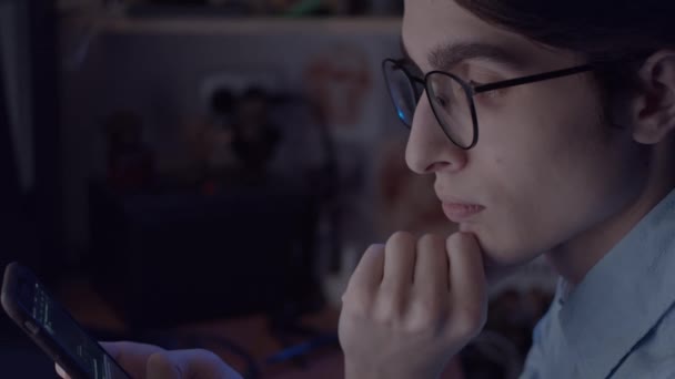 Νεαρός Άνδρας Γυαλιά Που Εργάζεται Στον Υπολογιστή Αντανάκλαση Της Οθόνης — Αρχείο Βίντεο