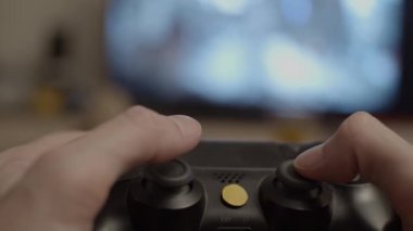 Evde oyun oynayan genç adam oyun sahası, sığ alan derinliği