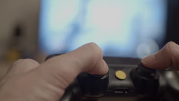 Jongeman Gaming Thuis Met Behulp Van Game Pad Ondiepe Diepte — Stockvideo