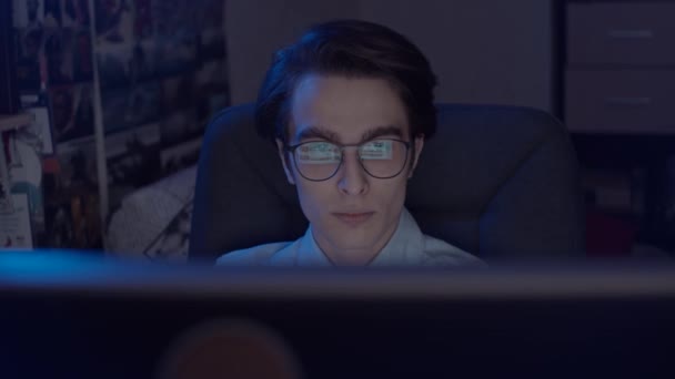 Νεαρός Άνδρας Γυαλιά Που Εργάζεται Στον Υπολογιστή Αντανάκλαση Της Οθόνης — Αρχείο Βίντεο