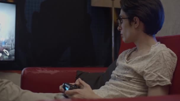 Fiatal Férfi Szerencsejáték Otthon Segítségével Játék Pad Sekély Mélysége Mező — Stock videók