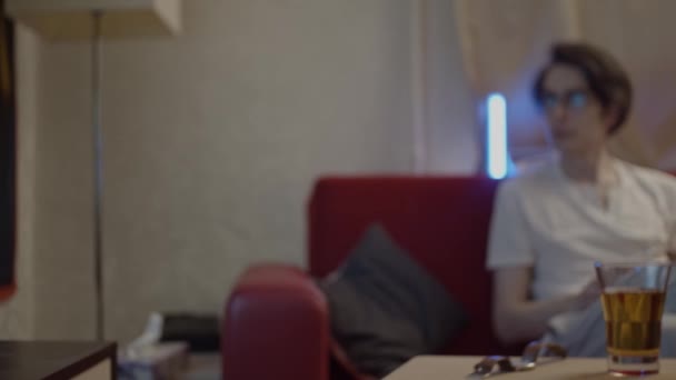 Молодий Чоловік Грає Вдома Використовуючи Ігровий Майданчик Мала Глибина Різкості — стокове відео