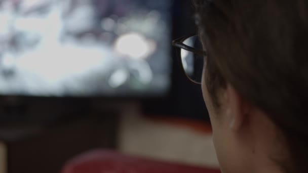 Evde Oyun Oynayan Genç Adam Oyun Sahası Sığ Alan Derinliği — Stok video