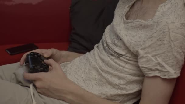 Jongeman Gaming Thuis Met Behulp Van Game Pad Ondiepe Diepte — Stockvideo