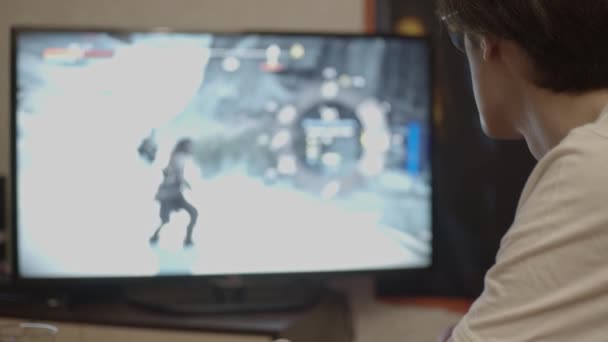 Молодий Чоловік Грає Вдома Використовуючи Ігровий Майданчик Мала Глибина Різкості — стокове відео