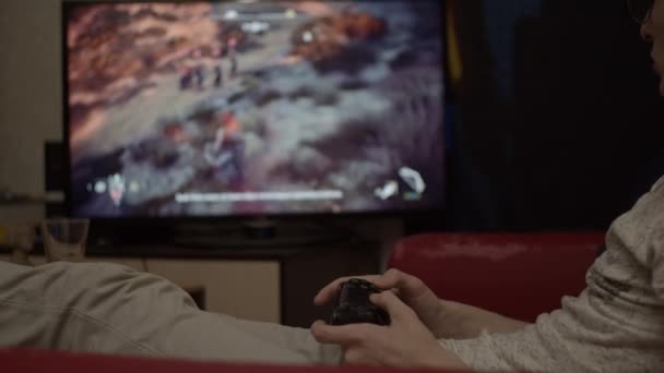 Ung Mand Gaming Derhjemme Ved Hjælp Spil Pad Lavvandet Dybde – Stock-video