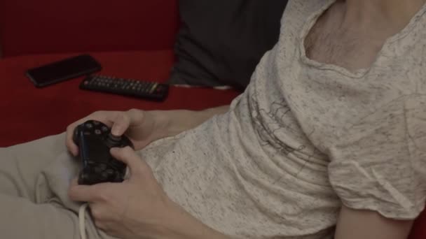 Jongeman Gaming Thuis Met Behulp Van Game Pad Ondiepe Diepte — Stockvideo