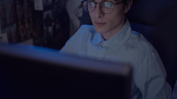 戴眼镜的年轻人在电脑前工作 镜中的监视器反射 动作缓慢 场地深度浅 — 图库视频影像