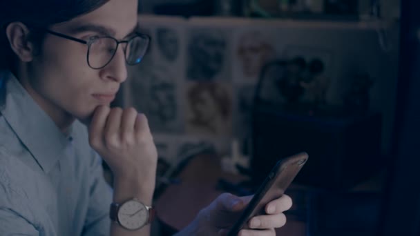 Homem Jovem Óculos Que Trabalham Computador Reflexão Monitor Copos Câmera — Vídeo de Stock
