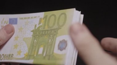 Avro paralarını parmakla saymak (sahte para). Yavaş çekim