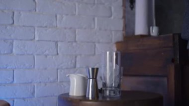 Kokteyl yapmak için aksesuarlar, yavaşça yakınlaştır