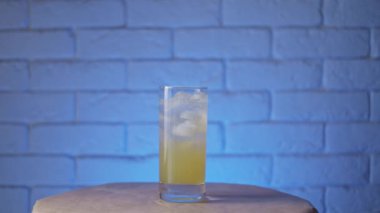 Greyfurt kokteylde, yavaş çekimde