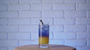 Bir bardak renkli kokteyl, yakınlaştır.