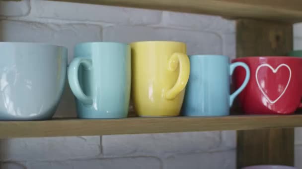 コーヒーショップの棚にカップ フライパンの動き — ストック動画