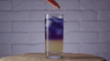 Greyfurt kokteylde, yavaş çekimde