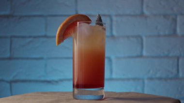Yavaş çekimde bir bardak kokteyl kapar.