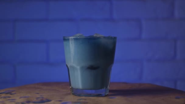 Hand Grijpt Glas Cocktail Slow Motion — Stockvideo