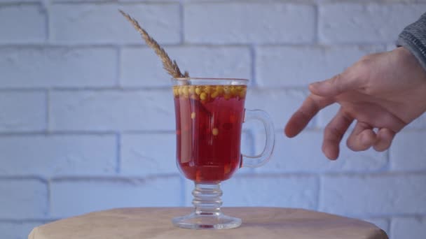 Afferra Mano Bicchiere Cocktail Rallentatore — Video Stock