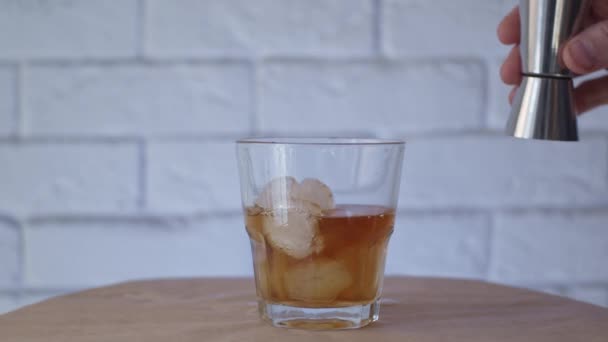 Verser Les Boissons Dans Verre Cocktail Ralenti — Video
