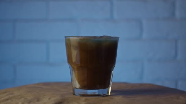 Une Main Attrape Verre Cocktail Ralenti — Video