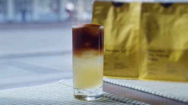 Glas Färgglada Cocktail Med Kaffe Paket Med Kaffe Bakgrunden Panorering — Stockvideo