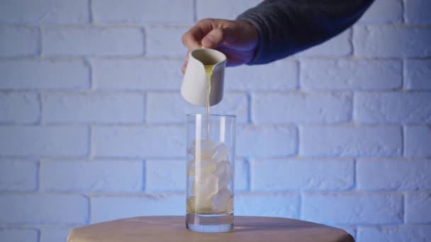 Verser Les Boissons Dans Verre Cocktail Ralenti — Video