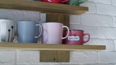 Kahve dükkanında raflar, fincanlar, dönen hareketler