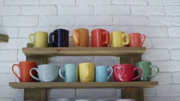 Estante Cafetería Con Tazas Movimiento Panorámico — Vídeos de Stock