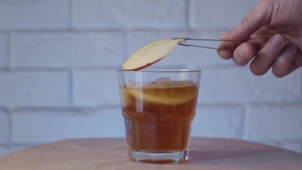 Poner Limón Cóctel Cámara Lenta — Vídeos de Stock