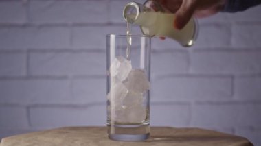 Kokteyl yapımının süreci, buzdan son görüntüye, zaman atlaması ve yavaş çekim birleşimi