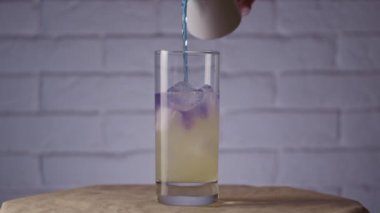 Kokteyl bardağına içki doldurmak, ağır çekim.