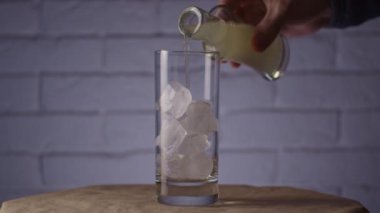 Kokteyl yapımının süreci, buzdan son görüntüye, zaman atlaması ve yavaş çekim birleşimi