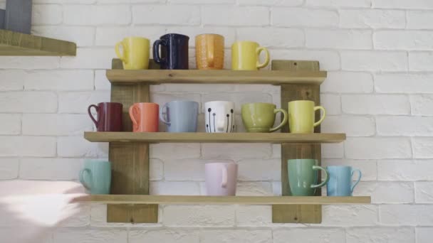有彩色杯子的架子 在咖啡店成功的一天的概念 时间的流逝 — 图库视频影像