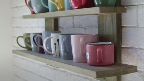 Estante Cafetería Con Tazas Movimiento Panorámico — Vídeos de Stock